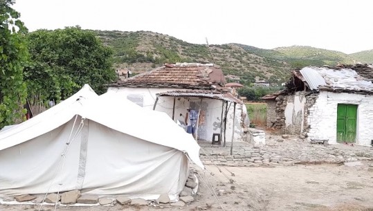 Tërmeti i 26 nëntorit, 2 familje në Poliçan kërkojnë strehim: Pas 2 vitesh, ende jetojmë në çadra! Rindërtimi në hapat e fundit, pritet të përfundojë në 2022 