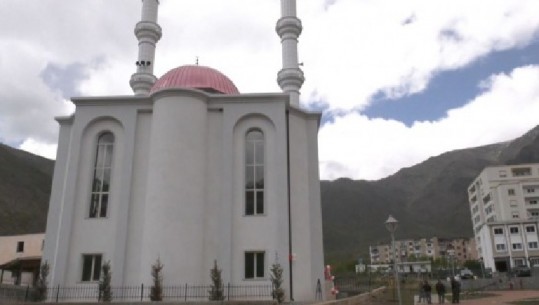 Përfshihet në flakë ish-konvikti afër xhamisë së Bulqizës