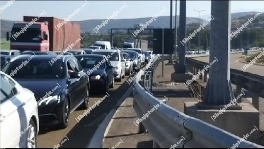 Masat anti-COVID në kufi, radha e automjeteve nga Kosova që duan të futen në vendin tonë shkon në 12 kilometra! Qytetarët: Kemi 3 orë që presim