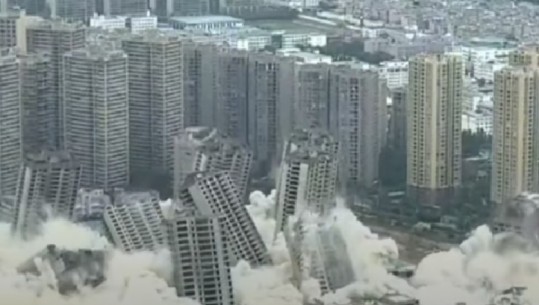 VIDEO/ U deshën vite të ndërtoheshin, por vetëm 45 sekonda të shembeshin! Momenti kur 15 qiellgërvishtëse shkatërrohen njëkohësisht me eksploziv në Kinë