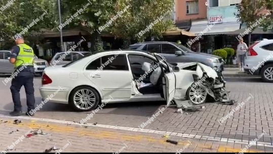 Aksident në qendër të Elbasanit, makina përplas babanë me djalin që po kalonin rrugën