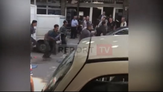 Pogradec/ Emigrantët hapën derën e furgonit me forcë dhe u shërndanë në qytet, policia: Janë kapur 21 prej tyre! Arrestohet shpërndarësi