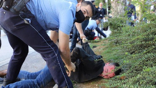 U arrestua me dhunë gjatë protestës, reagon kreu i PSD-së: Pavarësisht dhunës që nxjerr pushteti, mbrojtja e UÇK-së është detyrë e kohës