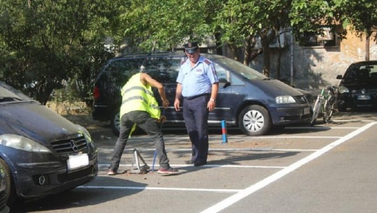 Qindra hapësira të  zaptuara për parkingje në të gjithë Tiranën, Bashkia vijon operacionin për lirimin e tyre! Policia Bashkiake: Puna vijon