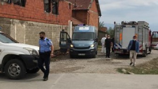 Humbën jetën nga ‘shpërthimi’ i zjarrit, nxirren trupat e dy fëmijëve nga shtëpia në Gjakovë 