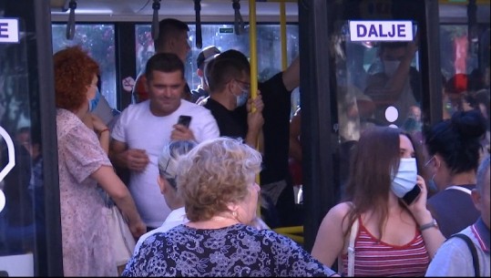 Linjat urbane përgjysmojnë autobusët në Tiranë! Vëzhgimi i Report Tv, qytetarët 'të patrembur' përballë COVID, grumbull dhe pa maska! I moshuari: Këta marrin vesh veç me kërbaç