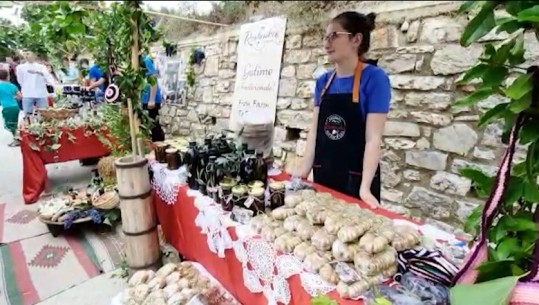 Festa e Rroshnikut, panair me produkte ‘bio’ nga 13 fshatra të Beratit, fermerët: Të rregullohet rruga, të çojmë prodhime në treg