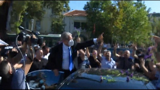 VIDEO-LAJM / Simpatizantët e Berishës e presin me lule dhe 2 gishta lart! Mesazh, Bashës: Tradhtar, poshtë Amerika dhe Edi Rama