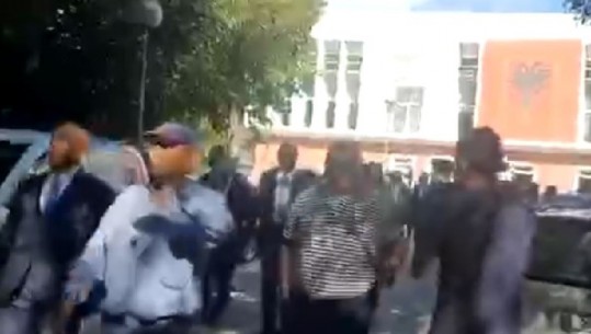 VIDEOLAJM/ Simpatizantët e Berishës te selia e PD, 'ndjekin' nga pas Bashën, shpërthejnë në kor kundër tij: Turp, mos e bëfsh pikën e hajrit! O i degjeneruar