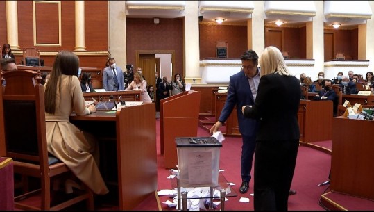 Procesi i votimit për kryetarin e ri të Kuvendit, Lindita Nikolla voton, Paloka i gris fletën në sy