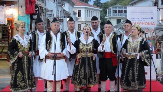 11 grupe morën pjesë në festivalin folklorik, 'Karvani i polifonisë' mbush me tinguj Gjirokastrën muze 