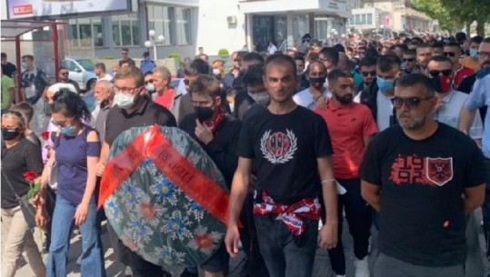 Mijëra qytetarë maqedonas marshojnë në përkujtim të viktimave të zjarrit në Tetovë! Arrijnë sot ekipi i ekspertëve gjermanë