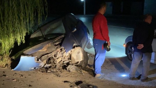 Elbasan, shoferi humbet kontrrollin e automjetit dhe bie në kanal, lëndohet pasagjeri