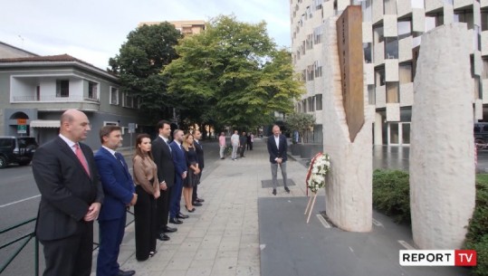 Homazhet e demokratëve tek memoriali i Azem Hajdarit, Kreshnik Spahiu: Asnjëri prej tyre se ka njohur apo takuar! Këta dhe varrin po e keqpërdorin