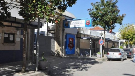 Gjeti derën e hotelit të mbyllur dhe ngjitet në murin rrethues, përfundon në spital 49-vjeçari në Elbasan pasi u rrëzua aksidentalisht