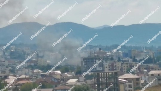 Tiranë/ Merr flakë një shtëpi në Shkozë, tym i zi në ajër (VIDEO)