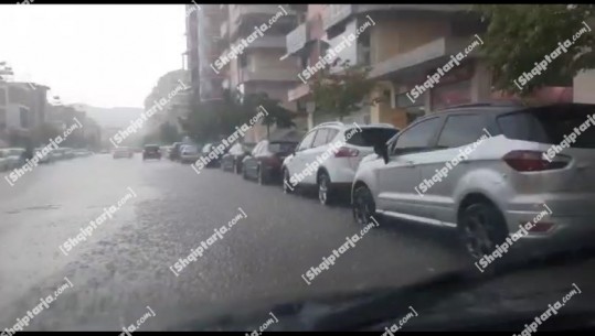 VIDEOLAJM/ Reshjet e para të shtatorit bllokojnë disa akse rrugore në Vlorë