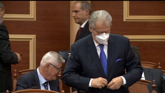Basha e përjashtoi, Berisha dorëzon shkresën në Kuvend: Jam pjesë e grupit parlamentar të PD! Rushaj: Do ndjekim çdo rregull