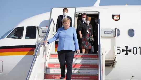 Mbërrin në Rinas kancelarja gjermane Angela Merkel, pritet nga ministraja Xhaçka: Mirënjohje për mbështjen për integrimin në BE