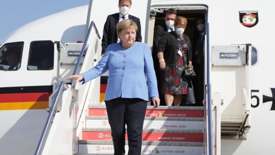 FOTO/ E veshur me blu, mesazhi i Merkel me ngjyrën e xhaketës gjatë vizitës në Tiranë
