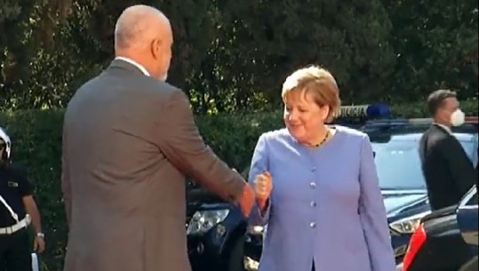 Takimi në Pallatin e Brigadave/ Rama i drejtoi dorën, Merkel grushtin (VIDEO)