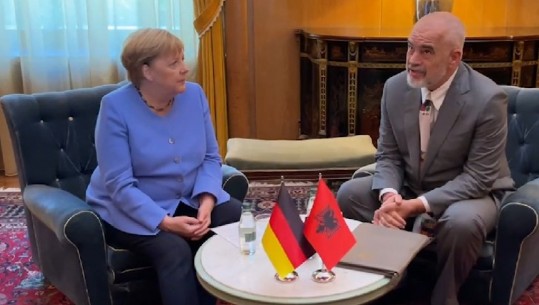 VIDEO/45 minuta takim 'kokë më kokë' mes Merkel dhe Ramës! Nisen drejt takimit me liderët e Ballkanit Perëndimor