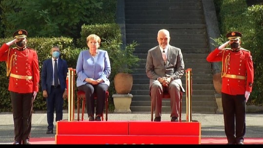 Merkel e Rama nderojnë himnet ulur në karrige në Pallatin e Brigadave! Kërkesa u bë nga kancelarja, zbulohet arsyeja  