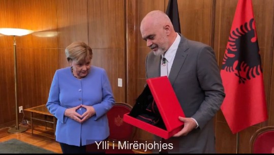 Merkel në Tiranë, u prit me ceremoni shtetërore! Rama e nderon me medaljen 'Ylli i Mirënjohjes Publike': Danke Angela! Kancelarja: Kënaqësi të bashkëpunoja me ju