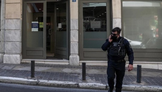Grabitje si në filma në një bankë në qendër të Athinës, 2 persona të armatosur me kallashnikovë morën një shumë të madhe parash