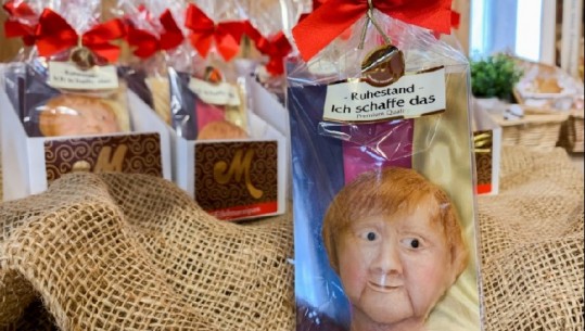 Lamtumira e veçantë e gjermanëve për Merkel, një embëlsirë me fytyrën e saj
