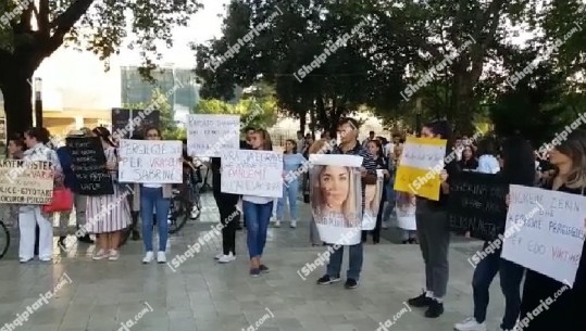 Drejtësi për Sabrina Bengaj! Protestë në Tiranë e Fier: Vrasja e grave është pandemi, ku janë vaksinat? Këtë vit 12 gra ministre dhe 14 gra të vrara