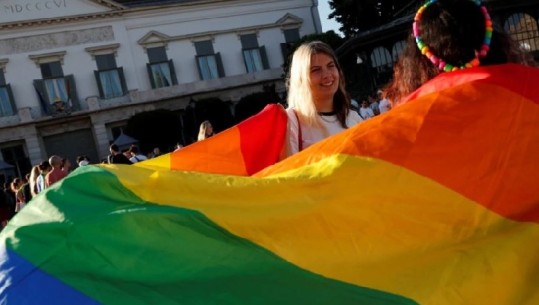 Hungaria i barazon filmat me homoseksualë me ata horror
