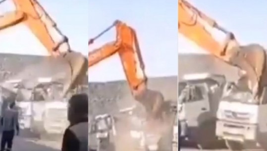  Zemërimi i punëtorit turk me shefin, shkatërron me buldozer pesë kamionë