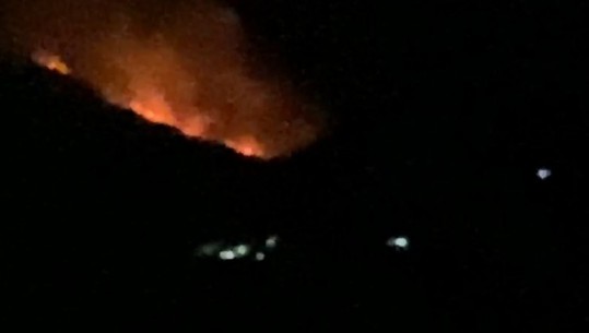 Aktivizohet vatra e zjarrit në masivin pyjor të fshatit Raboshtë të Lezhës, flakët i afrohen banesave! E pamundur ndërhyrja nga zjarrfikësit për shkak të terrenit malor