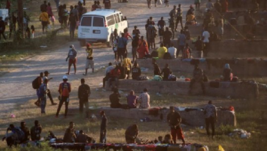 Biden përballet me urgjencë të re kufitare në Teksas, mijëra emigrantë izolohen nën urë, mes tyre edhe fëmijë 