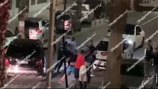 VIDEO ekskluzive/ Disa të rinj thyejnë orën policore dhe përplasen me grushte e shkelma me efektivët e patrullës në Durrës! 4 të shoqëruar