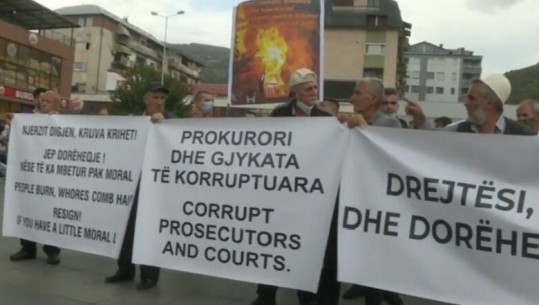 Tragjedia në spitalin modular, protesta masive në Tetovë! Familjarët e viktimave kërkojnë dorëheqjen e kryetares së Komunës 