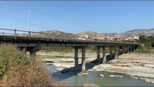 Ura e Peqinit drejt shembjes, bashkia: S'ka projekt dhe as fonde