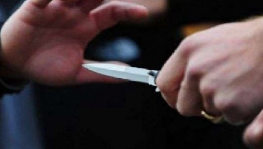 Plagos me thikë babain, arrestohet 47-vjeçari në Fier