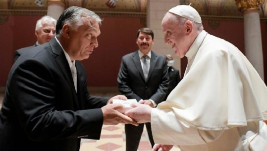 Dhurata simbolike nacionaliste e Orban për Papën gjatë vizitës në Hungari