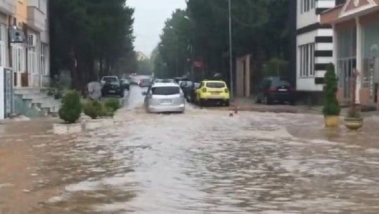 Reshjet e dendura të shiut, përmbyten shtëpitë e bizneset përreth aeroportit të Kukësit për shkak të bllokimit të një turbine shkarkuese! Situata problematike edhe në Bulqizë