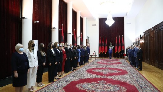 Marrja e detyrës së Qeverisë së re, dalin pamjet e betimit të Ramës dhe ministrave para Metës në Presidencë