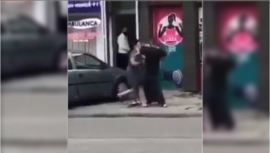 VIDEO/ Shokuese në Pejë, një djalë dhe një grua rrahin barbarisht një tjetër grua! Grushte dhe shkelma në fytyrë e trup! Policia ndërhyn në fund