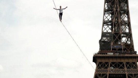 ‘Vodhi' vëmendjen e vizitorëve të kullës së Eifelit në Paris, akrobati i ri 'dhuron' spektakël në 70 metra lartësi 