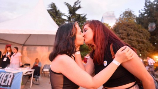 Kërkojnë miratimin e ligjit për martesat e së njëjtës gjini, ngjyrat e LGBT-së 'veshin' Beogradin