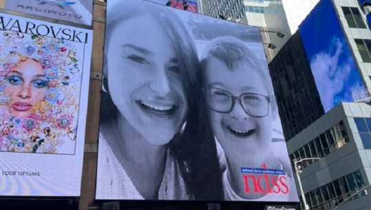Djaloshi shqiptar ekspozohet në ekranin gjigand të “Times Square” në New York
