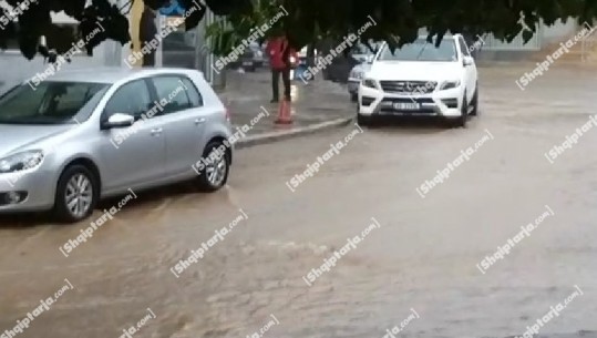 Reshjet e dendura të shiut përmbysin rrugët në Kukës, probleme edhe në akset nacionale për shkak të rrëshqitjes së dherave