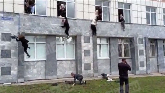  Pamje të frikshme nga Rusia, studentët hidhen nga dritaret për t'i shpëtuar plumbave