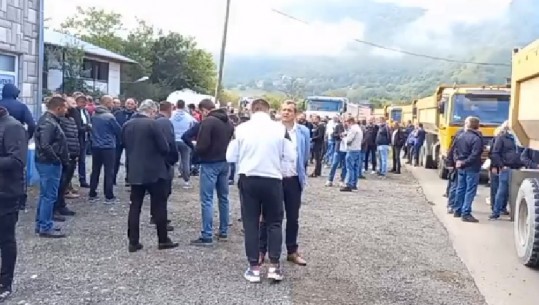 Reciprociteti i targave, dhjetëra qytetarë serb bllokojnë kalimin në Jarinje me kamionë