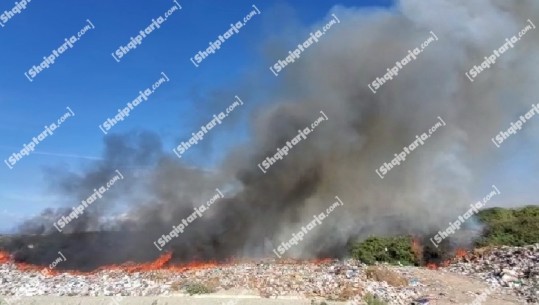 Zjarr në fushën e mbetjeve në Patos, flakët përhapen edhe në kodrën ngjitur me ullishte 